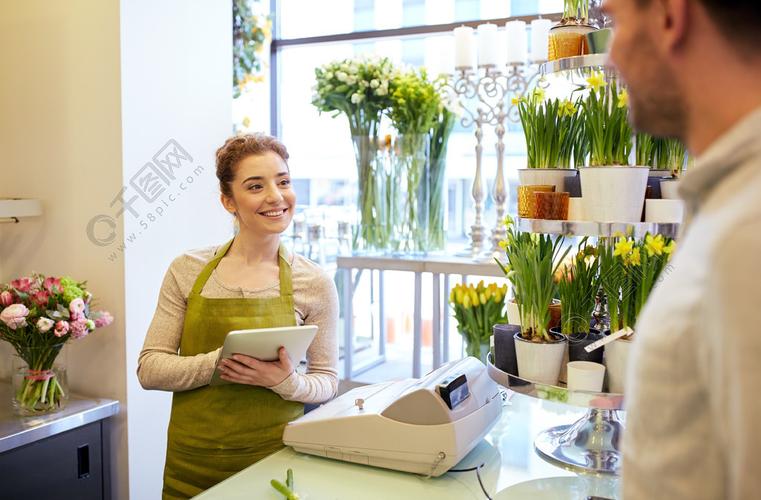 人购物销售植物和消费主义的概念幸福微笑的花店女人与平板电脑和男人
