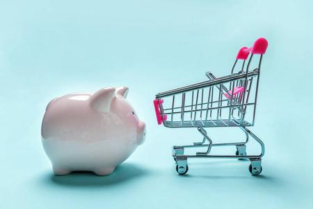 店铺购物售买商城市场店铺消费者的节约和预算理念.